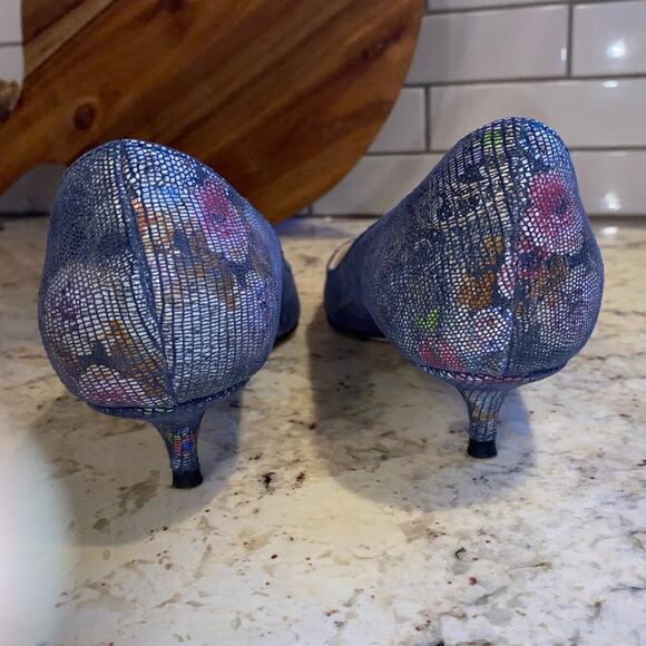 BUTTER Italy $350 1.5" Kitten Heel Gray Floral 6.5 EUC - Picture 8 of 14